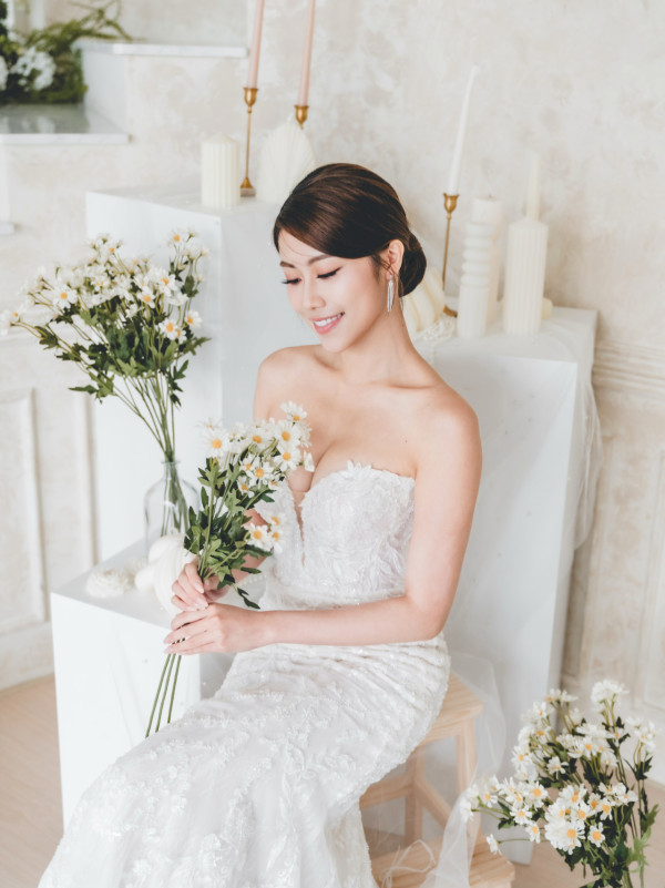 26歲TVB性感小花突晒婚紗照疑曝喜訊！露5吋事業線網民激動狂賀：咁突然