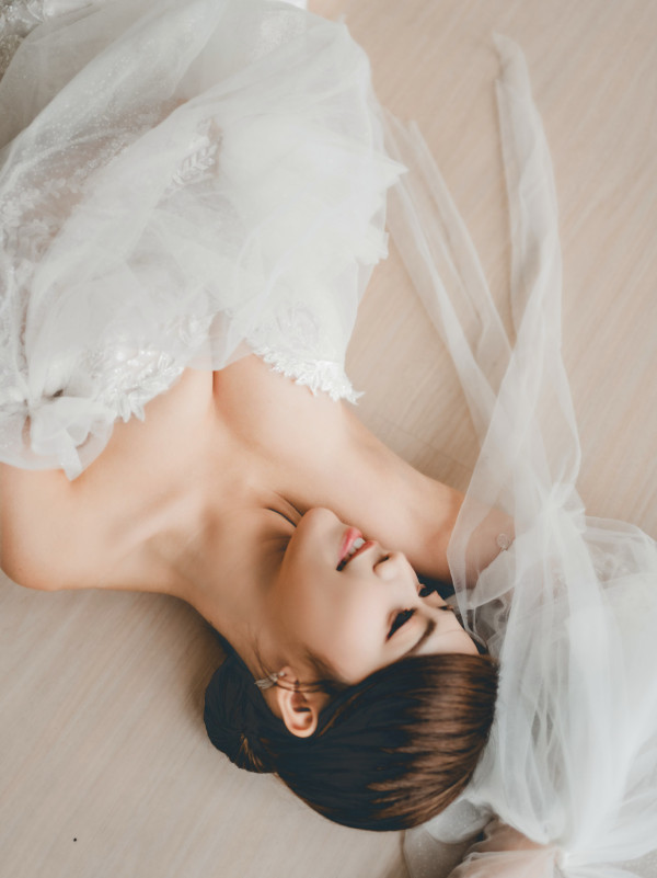 26歲TVB性感小花突晒婚紗照疑曝喜訊！露5吋事業線網民激動狂賀：咁突然