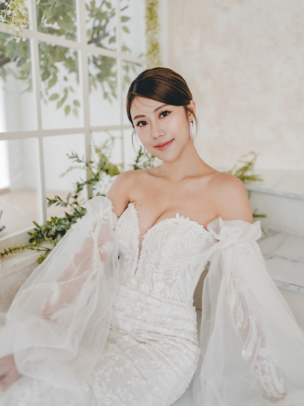 26歲TVB性感小花突晒婚紗照疑曝喜訊！露5吋事業線網民激動狂賀：咁突然