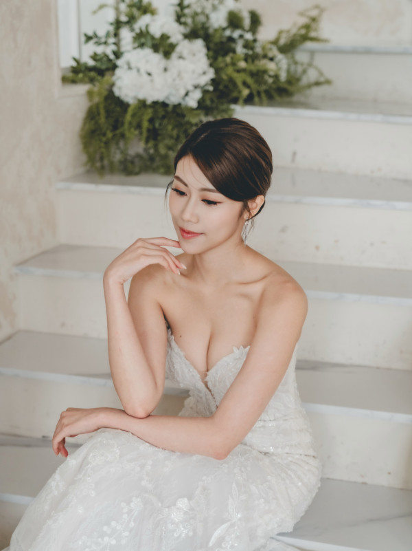 26歲TVB性感小花突晒婚紗照疑曝喜訊！露5吋事業線網民激動狂賀：咁突然