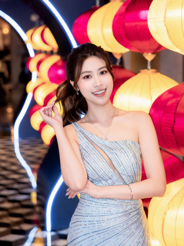 26歲TVB性感小花突晒婚紗照疑曝喜訊！露5吋事業線網民激動狂賀：咁突然
