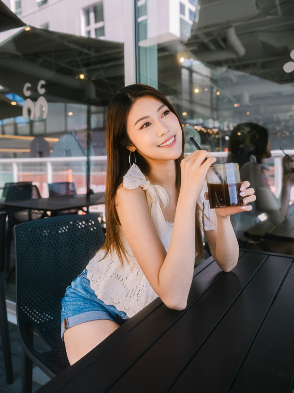 26歲TVB性感小花突晒婚紗照疑曝喜訊！露5吋事業線網民激動狂賀：咁突然