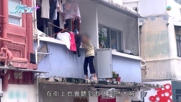 上環奇人「騎樓姐」人肉CCTV監視全街!直擊危坐簷篷驚險一幕 被爆惡霸行為街坊驚驚