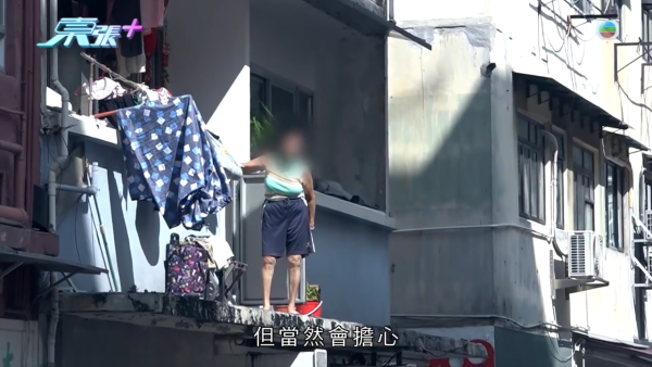 上環奇人「騎樓姐」人肉CCTV監視全街！直擊危坐簷篷驚險一幕 被爆惡霸行為街坊驚驚