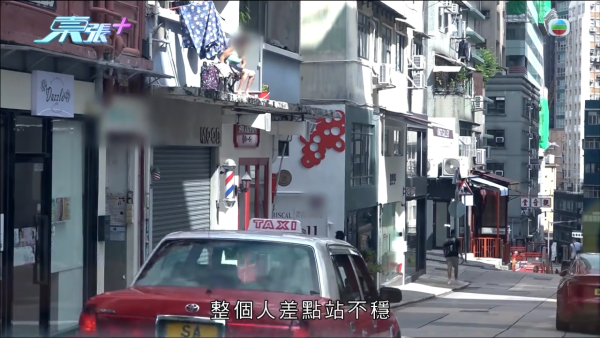 上環奇人「騎樓姐」人肉CCTV監視全街！直擊危坐簷篷驚險一幕 被爆惡霸行為街坊驚驚