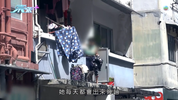 上環奇人「騎樓姐」人肉CCTV監視全街！直擊危坐簷篷驚險一幕 被爆惡霸行為街坊驚驚