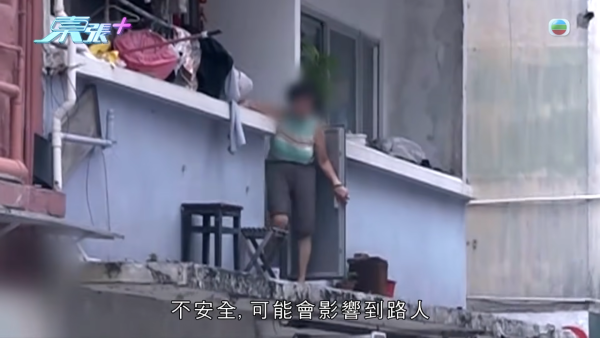 上環奇人「騎樓姐」人肉CCTV監視全街！直擊危坐簷篷驚險一幕 被爆惡霸行為街坊驚驚