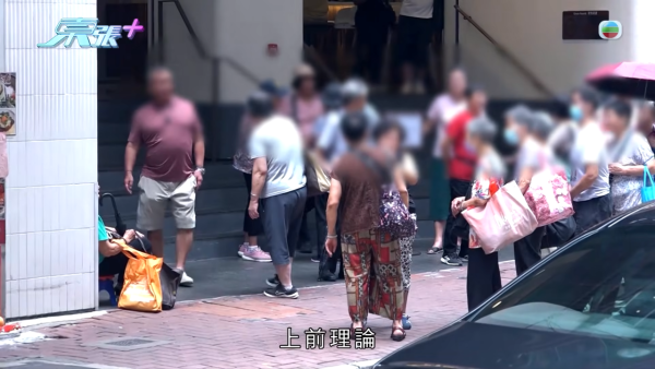 上環奇人「騎樓姐」人肉CCTV監視全街!直擊危坐簷篷驚險一幕 被爆惡霸行為街坊驚驚