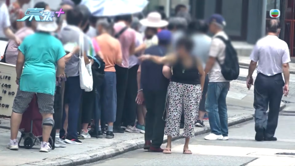 上環奇人「騎樓姐」人肉CCTV監視全街!直擊危坐簷篷驚險一幕 被爆惡霸行為街坊驚驚