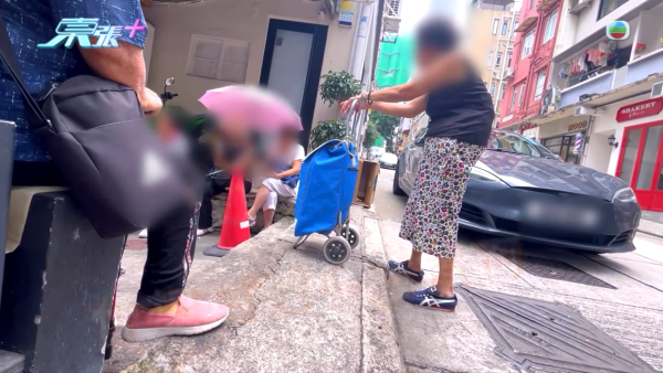 上環奇人「騎樓姐」人肉CCTV監視全街!直擊危坐簷篷驚險一幕 被爆惡霸行為街坊驚驚