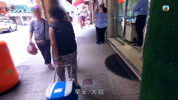 上環奇人「騎樓姐」人肉CCTV監視全街!直擊危坐簷篷驚險一幕 被爆惡霸行為街坊驚驚