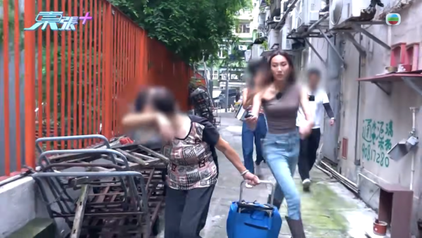 上環奇人「騎樓姐」人肉CCTV監視全街!直擊危坐簷篷驚險一幕 被爆惡霸行為街坊驚驚