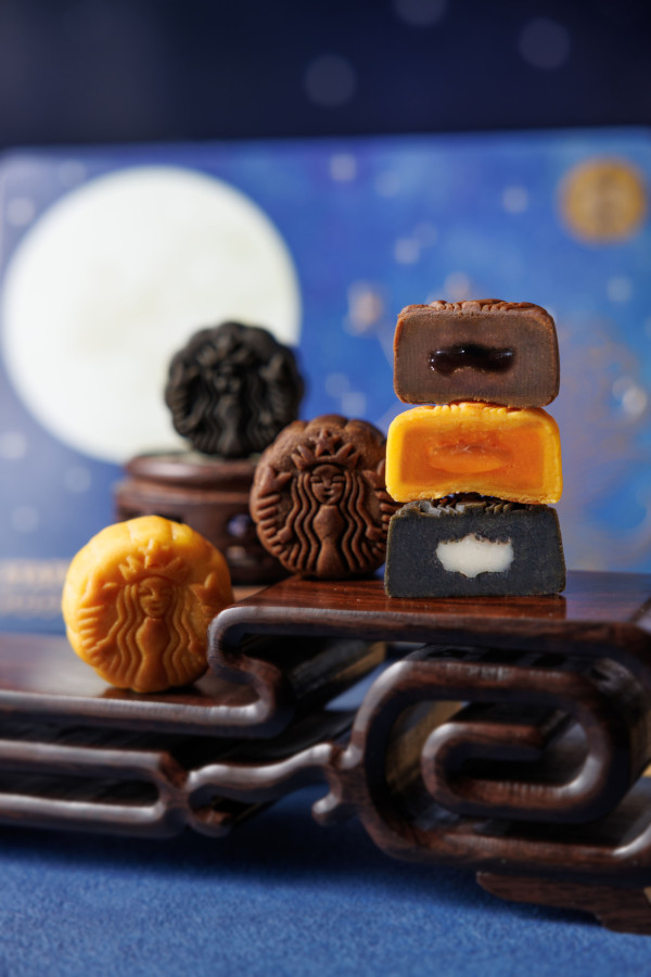 星巴克全新中秋禮盒系列！巨型紙杯投影燈/流心榛子咖啡月餅