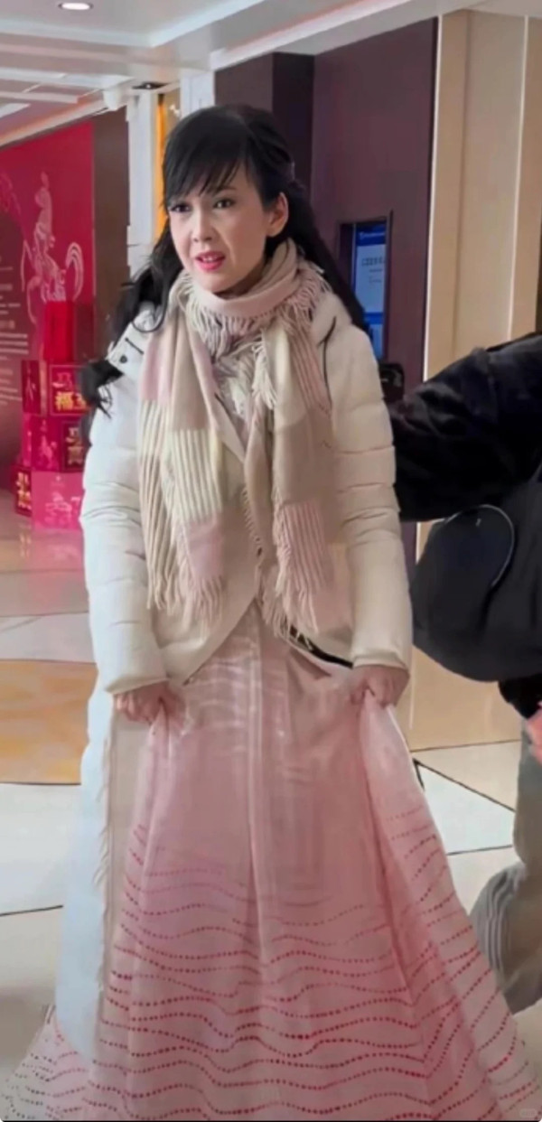 58歲周慧敏無濾鏡生圖瘋傳曝真實狀態！玉女掌門人濃妝難掩雙頰鬆垮兼法令紋