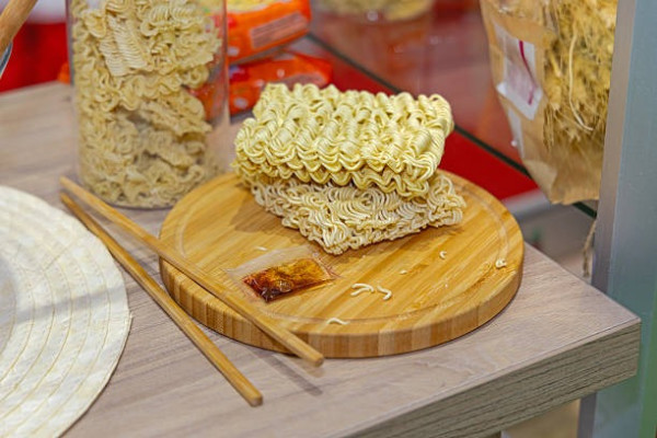 打工仔OT食慈母愛心麵劇痛高燒險死！再被餵過期藥爆肝險進ICU/驗出毒素比砒霜毒64倍