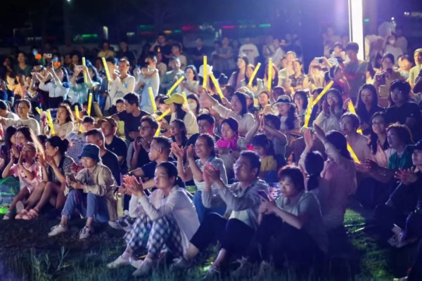 520星空音樂會,圖片來源:微信公眾號@福田文體中心 深圳福田七夕湖畔星空音樂會免費入場!邊行浪漫市集邊聽情歌、附地址交通