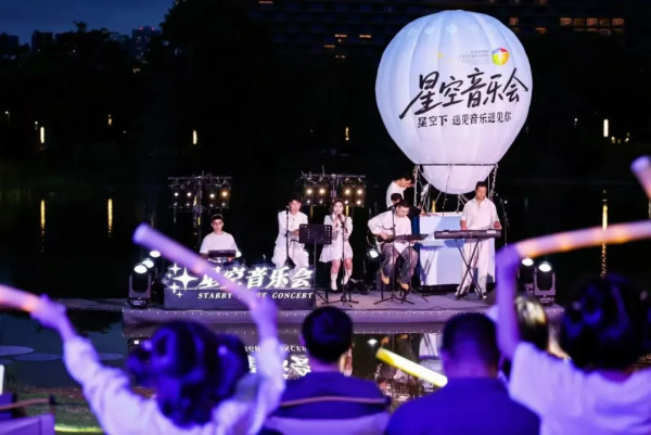 520星空音樂會,圖片來源:微信公眾號@福田文體中心 深圳福田七夕湖畔星空音樂會免費入場!邊行浪漫市集邊聽情歌、附地址交通