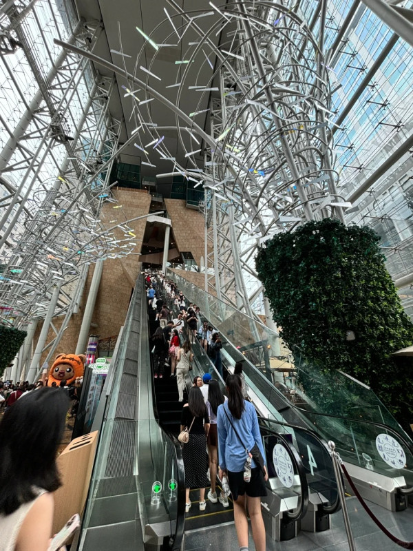 打卡好去處|旺角長電梯變港版Shibuya Sky?網民驚訝 揭九龍灣1地方隱世夜景