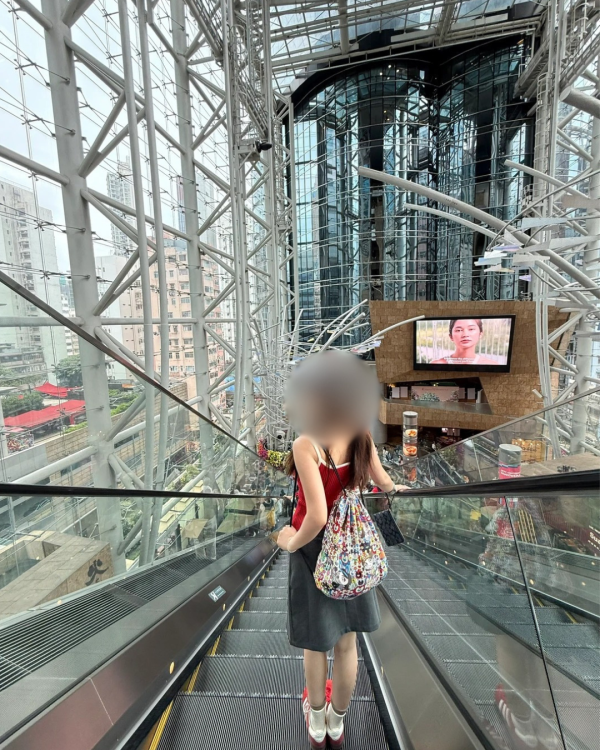 打卡好去處|旺角長電梯變港版Shibuya Sky?網民驚訝 揭九龍灣1地方隱世夜景