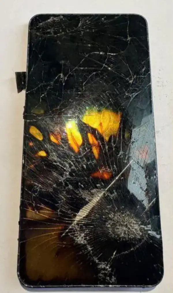 Samsung 手機疑放褲袋爆炸　男子手部及下半身受傷　疑似 Galaxy S26 但型號未證實