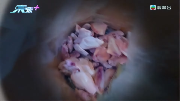 葵涌工廈驚現「過期食材尋寶戰」！大媽垃圾桶密密執三文魚雞翼 專家警告：加熱亦難除毒素恐致命