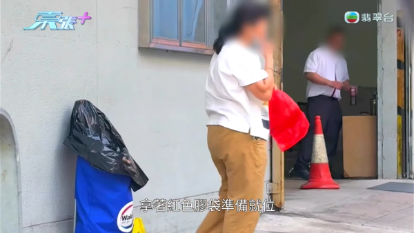 葵涌工廈驚現「過期食材尋寶戰」！大媽垃圾桶密密執三文魚雞翼 專家警告：加熱亦難除毒素恐致命