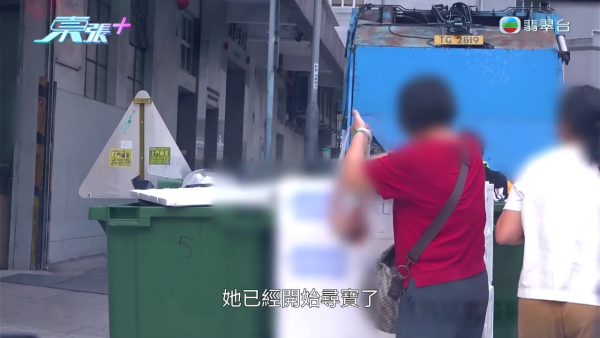 葵涌工廈驚現「過期食材尋寶戰」！大媽垃圾桶密密執三文魚雞翼 專家警告：加熱亦難除毒素恐致命