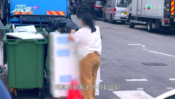 葵涌工廈驚現「過期食材尋寶戰」！大媽垃圾桶密密執三文魚雞翼 專家警告：加熱亦難除毒素恐致命