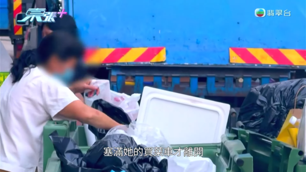 葵涌工廈驚現「過期食材尋寶戰」！大媽垃圾桶密密執三文魚雞翼 專家警告：加熱亦難除毒素恐致命