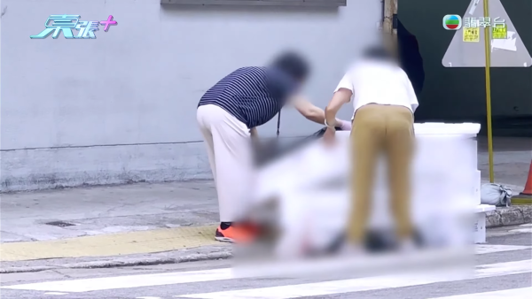 葵涌工廈驚現「過期食材尋寶戰」！大媽垃圾桶密密執三文魚雞翼 專家警告：加熱亦難除毒素恐致命