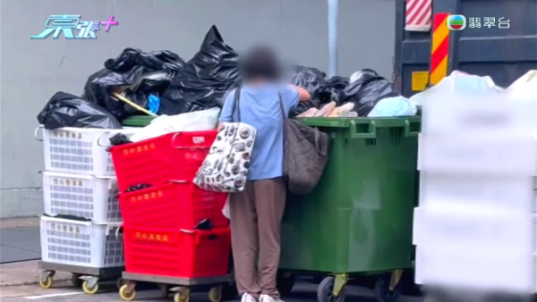 葵涌工廈驚現「過期食材尋寶戰」！大媽垃圾桶密密執三文魚雞翼 專家警告：加熱亦難除毒素恐致命