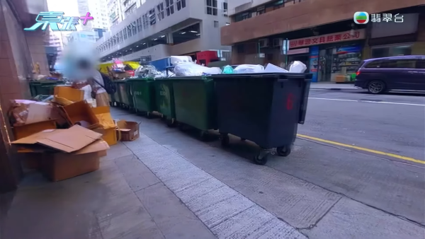 葵涌工廈驚現「過期食材尋寶戰」！大媽垃圾桶密密執三文魚雞翼 專家警告：加熱亦難除毒素恐致命