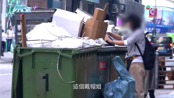 葵涌工廈驚現「過期食材尋寶戰」！大媽垃圾桶密密執三文魚雞翼 專家警告：加熱亦難除毒素恐致命