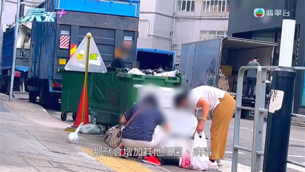 葵涌工廈驚現「過期食材尋寶戰」！大媽垃圾桶密密執三文魚雞翼 專家警告：加熱亦難除毒素恐致命