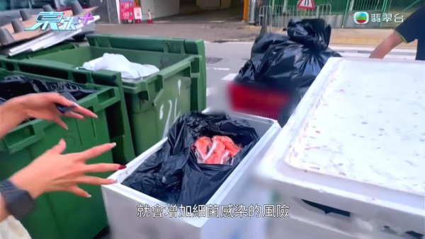 葵涌工廈驚現「過期食材尋寶戰」！大媽垃圾桶密密執三文魚雞翼 專家警告：加熱亦難除毒素恐致命