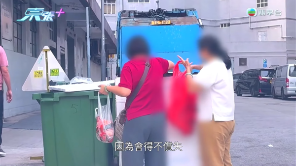 葵涌工廈驚現「過期食材尋寶戰」！大媽垃圾桶密密執三文魚雞翼 專家警告：加熱亦難除毒素恐致命
