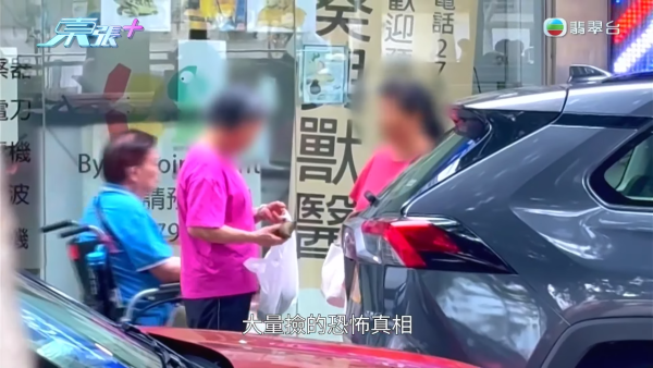 葵涌工廈驚現「過期食材尋寶戰」！大媽垃圾桶密密執三文魚雞翼 專家警告：加熱亦難除毒素恐致命