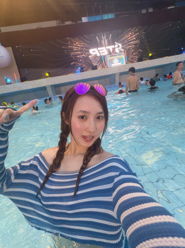钟柔美罕见晒性感比基尼湿身前凸后翘！一举动再惹热议被质疑零安全意识