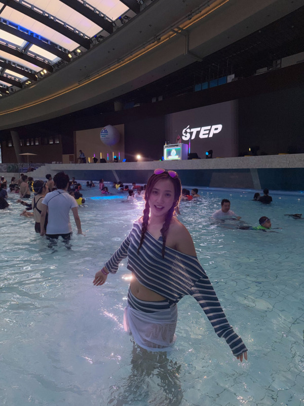 钟柔美罕见晒性感比基尼湿身前凸后翘！一举动再惹热议被质疑零安全意识