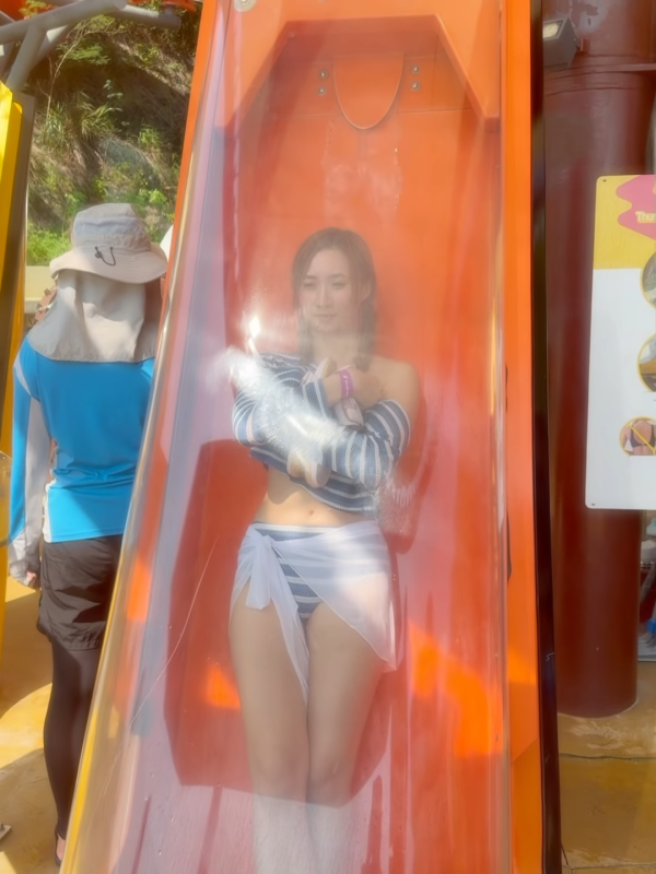 钟柔美罕见晒性感比基尼湿身前凸后翘！一举动再惹热议被质疑零安全意识