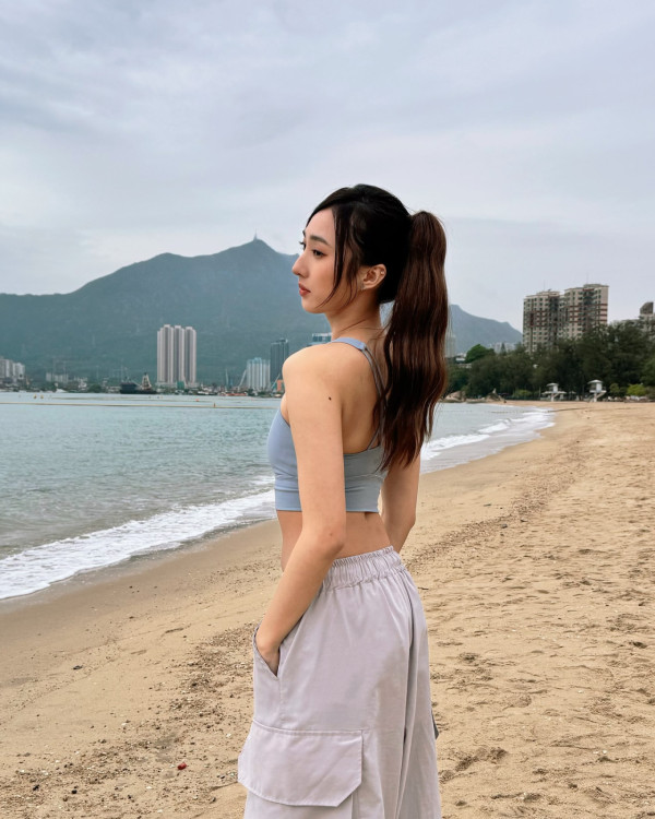 钟柔美罕见晒性感比基尼湿身前凸后翘！一举动再惹热议被质疑零安全意识