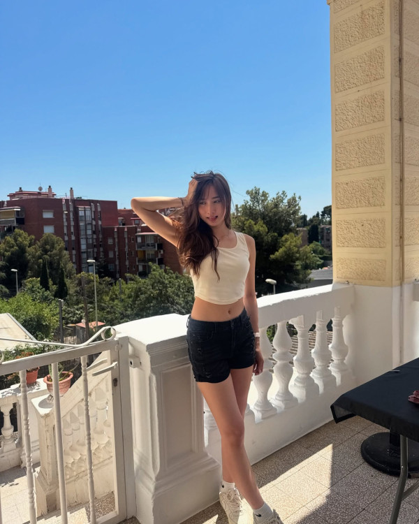 钟柔美罕见晒性感比基尼湿身前凸后翘！一举动再惹热议被质疑零安全意识
