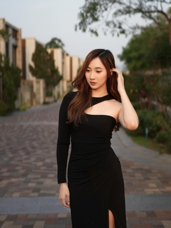 钟柔美罕见晒性感比基尼湿身前凸后翘！一举动再惹热议被质疑零安全意识