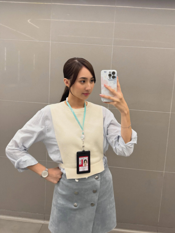 钟柔美罕见晒性感比基尼湿身前凸后翘！一举动再惹热议被质疑零安全意识