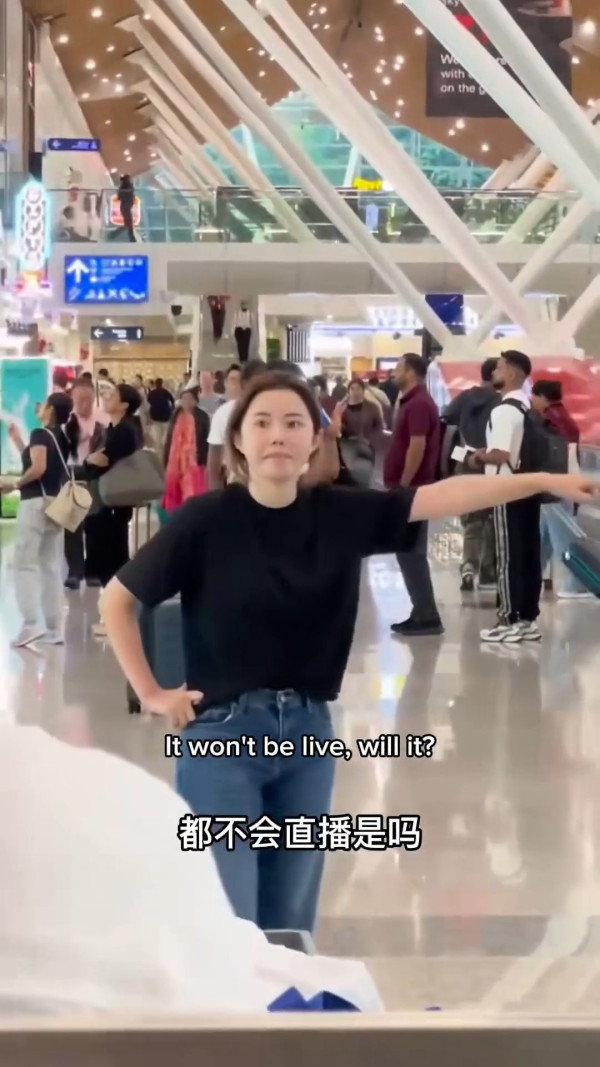 內地女子大鬧吉隆坡機場！赤腳失控大叫「日本、新加坡投降」 揚言：大家一起死 