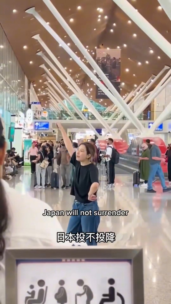 內地女子大鬧吉隆坡機場！赤腳失控大叫「日本、新加坡投降」 揚言：大家一起死 