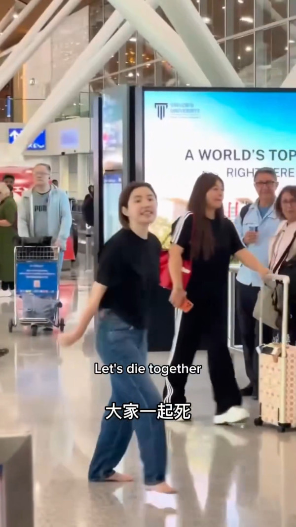 內地女子大鬧吉隆坡機場！赤腳失控大叫「日本、新加坡投降」 揚言：大家一起死 