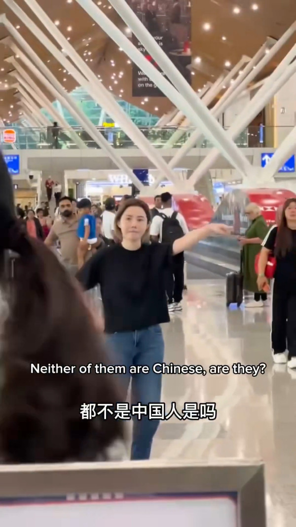 內地女子大鬧吉隆坡機場！赤腳失控大叫「日本、新加坡投降」 揚言：大家一起死 