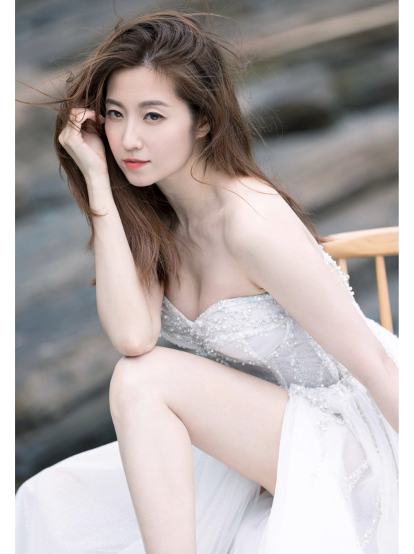 陳自瑤連任7年豐胸代言人解放32C上圍！海邊高炒辣照超驚艷 索爆女人味滿瀉