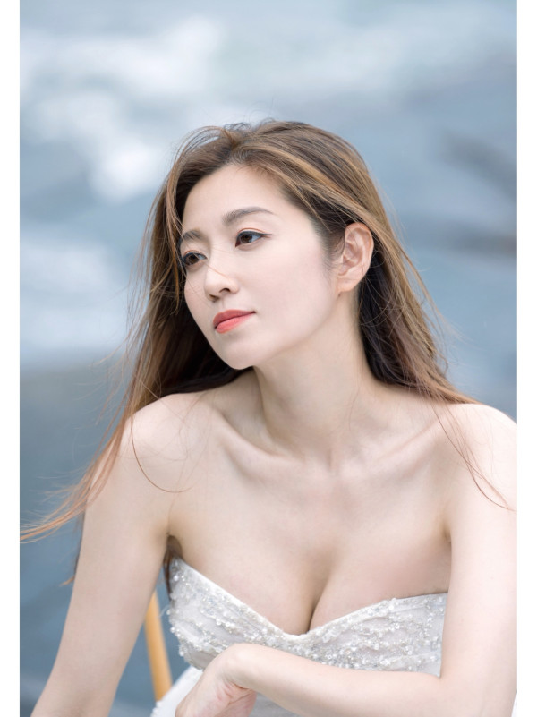 陳自瑤連任7年豐胸代言人解放32C上圍！海邊高炒辣照超驚艷 索爆女人味滿瀉
